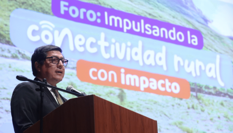 Presentan dos nuevos proyectos de fibra óptica | eBIZ Noticias