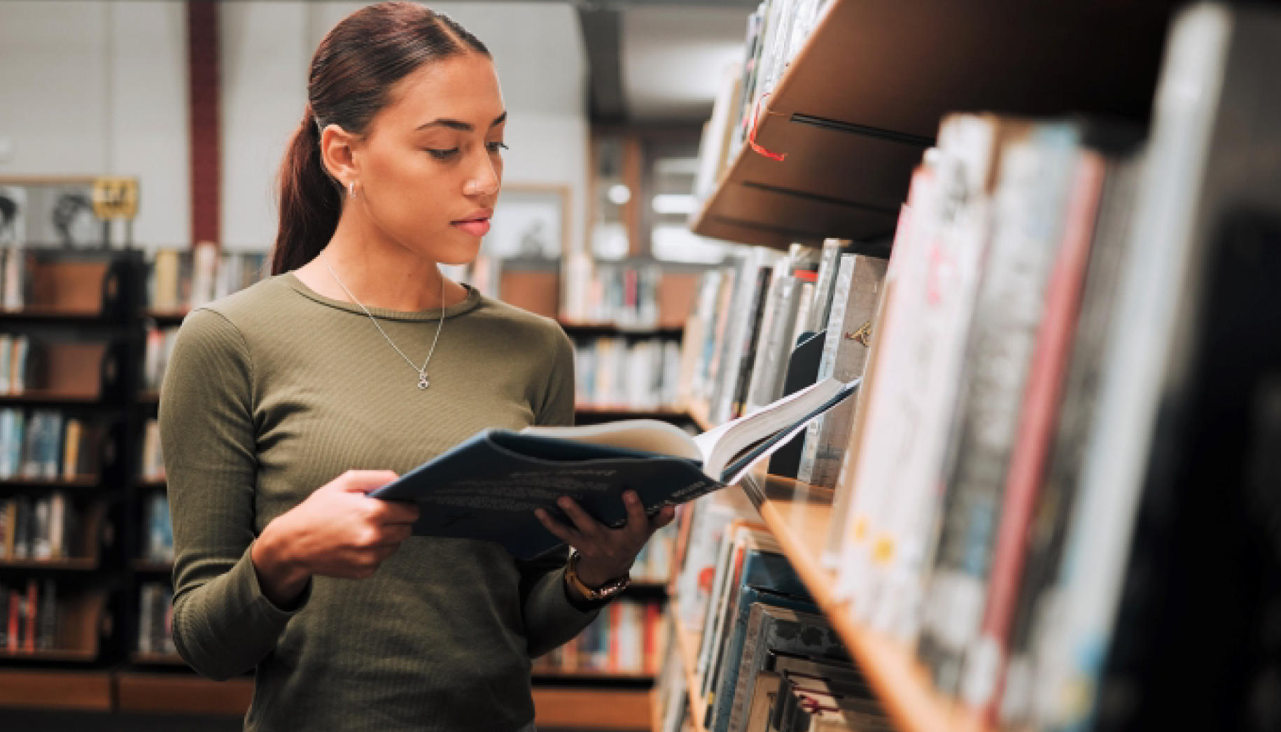 Obras creativas realizadas por mujeres llegaron a 4235 registros en el 2023. Las principales obras incorporadas fueron software y obras literarias.