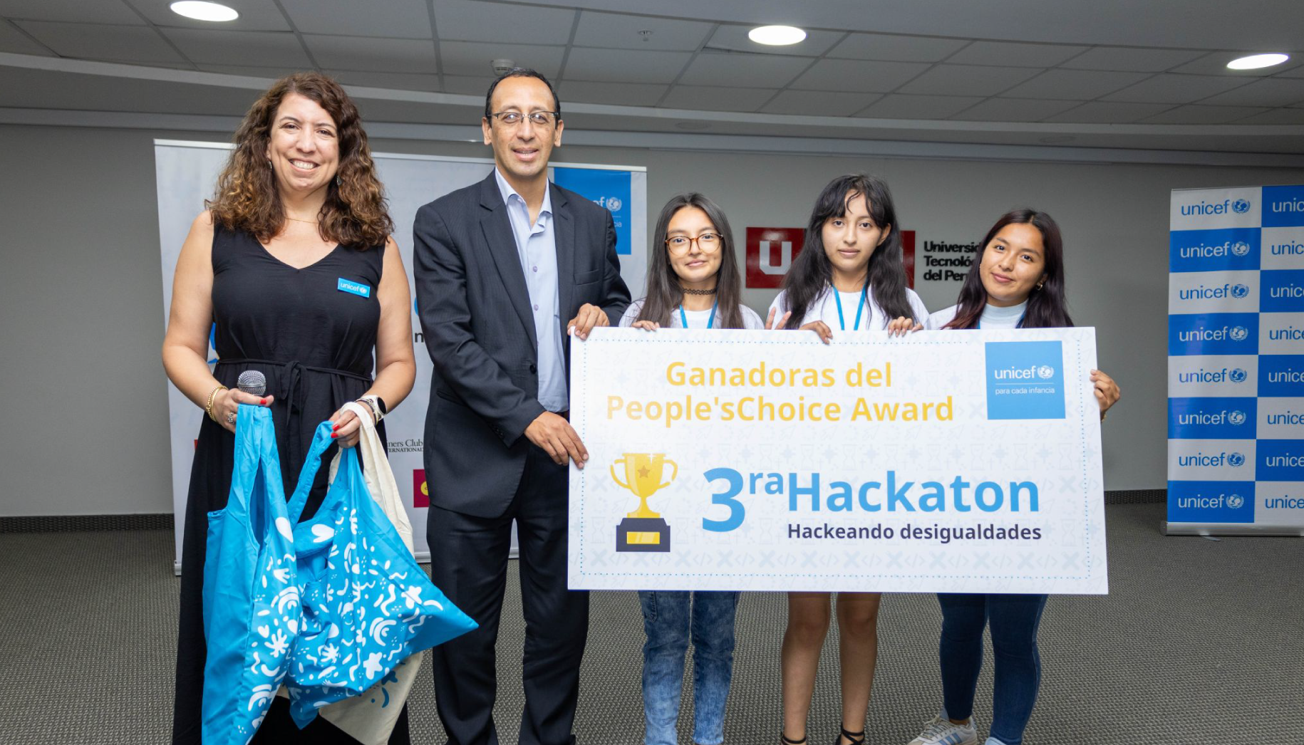 Jóvenes participantes de "Hackeando desigualdades" aportan soluciones para eBIZ